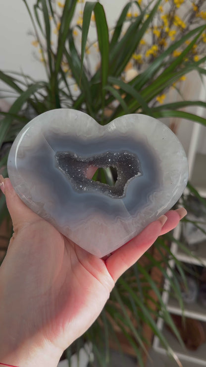 Agate portal Heart with Quartz Druzy Geode and blue banding (Includes stand)